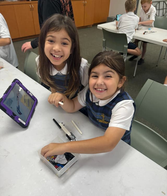 Minecraft students Hive of Thinkrs students in Minecraft class in Miami