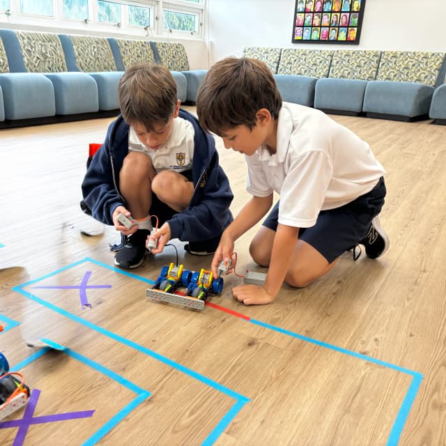 Hive of Thinkrs students in Robotics class in Miami Hive of Thinkrs Robotics students