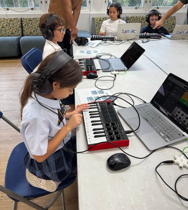 Hive of Thinkrs Automation students Hive of Thinkrs students in Automation class in Miami