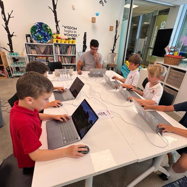 Hive of Thinkrs Tinkering students Hive of Thinkrs students in Tinkering class in Miami